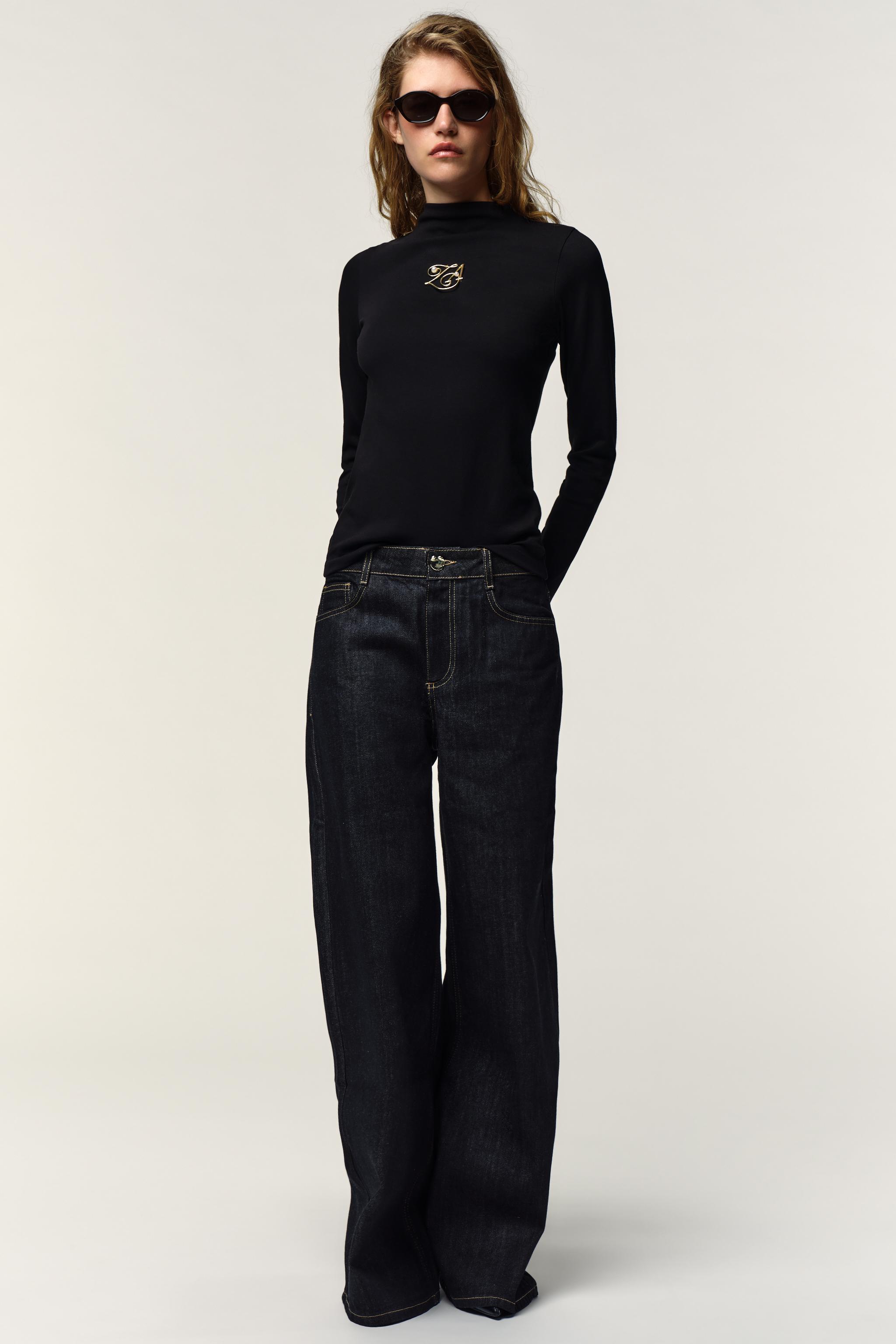 MOCK NECK BROOCH T-SHIRT